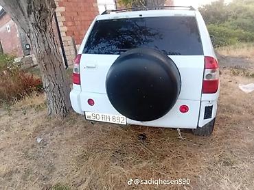 mini cooper 2009: Ağ rəngli kompakt SUV avtomobil. 5 qapılı кузов quruluşuna malikdir — 6