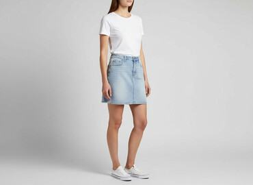 szerokie krótkie spodenki jeansowe: Women`s skirt, size M
