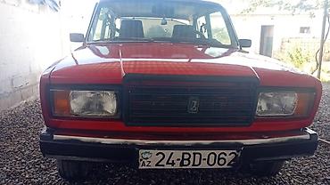 автомобил: VAZ Lada 2107, qırmızı rəngli sedan. - Kuzov: Klassik 2107 dizaynı — 1