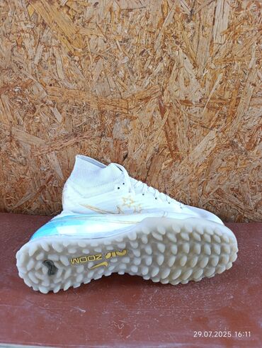 футбольная обувь: Белые футбольные бутсы Nike Mercurial с высоким носком