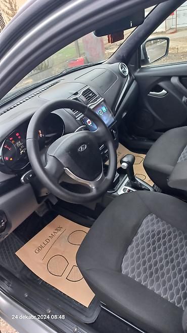 maşın şüşəsi: LADA Granta sedan, gümüşü rəngdə avtomobil. 4 qapılı kuzova malikdir — 5