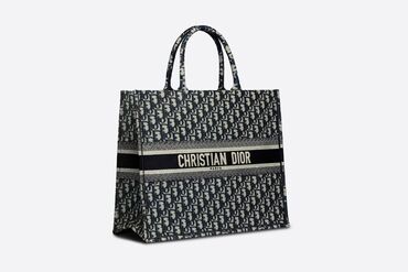 Handbags: Nova Dior torba sa etiketom. komplet papuce u broju 37. Novo!!