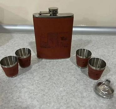 ovçular kolbasa: Hədiyyəlik dəst – metal kolba və aksesuarlar Məzmun: - 1 ədəd — 3