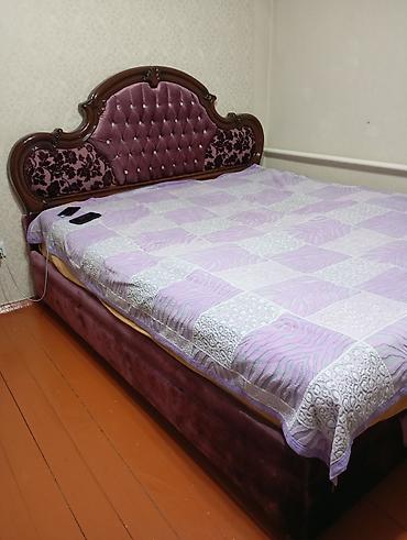 Двуспальная кровать с высоким изголовьем в классическом стиле. От