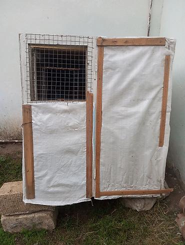 3 toyuq 3 gune: Ev quşları üçün sadə taxta qəfəs/kümes. Xüsusiyyətlər: - Material — 4