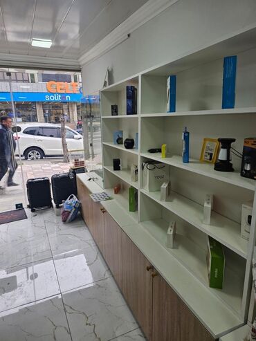 vitrinləri: Ağ rəngli, taxta rəfləri olan vitrin dolabı. Mağaza və ya ofis üçün