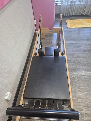 Pilates Reformer trenajoru - Taxta karkaslı, möhkəm konstruksiya -