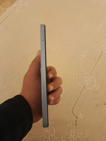 Digər mobil telefonlar: Məhsul: Smartfon Xüsusiyyətlər və dizayn: - Sümükvari düz kənarlı — 2