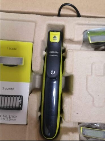 nastavak za brushalter: Philips OneBlade trimer u crnoj boji sa žutim akcentima, dizajniran za