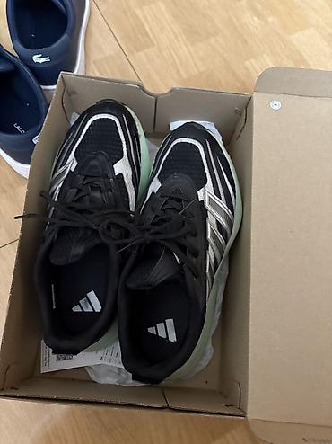 Satilir original adidas firmasinin krossovkasi veziyyeti yaxsidi Hec
