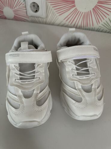 Детская обувь: Спортивная обувь на девочку
Белые 35 размер
Бело-голубые - 34 размер