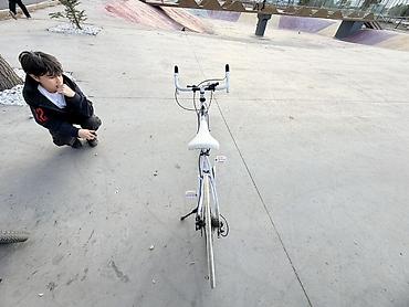 Шоссейные велосипеды: Белый шоссейный велосипед Triban City Speed с лёгкой рамой и — 2