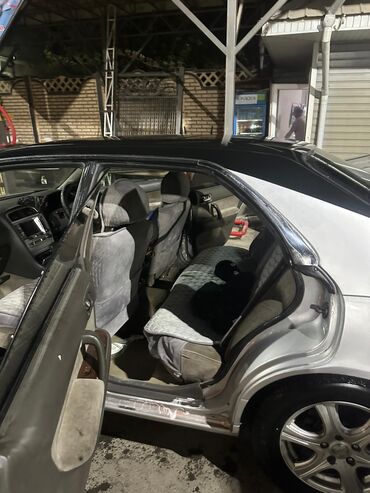 авто с последующим: Представленный Nissan Laurel C35 — это седан с классическим дизайном и