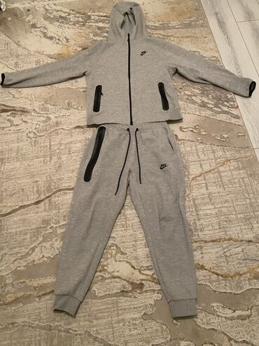 флисовые спортивки: Спортивный костюм Nike Tech Fleece серого цвета. Состоит из худи на