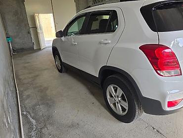masin oturacaq: Chevrolet Trax (Tracker) – ağ rəngli kompakt krossover Xüsusiyyətlər — 2