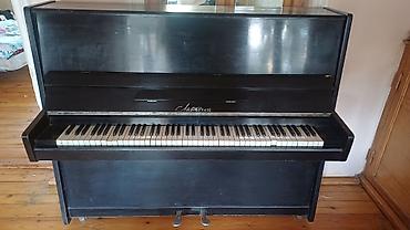 akustik gitara satisi: Qara rəngli, klassik üslubda akustik pianino. Korpus upright tipdədir — 2