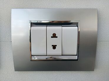 купить бу пластиковые окна: Gümüşü rəngli çərçivəyə malik elektrik rozetkası və iki ədəd ağ rəngli
