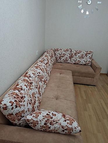 divanar: Künc divanı – yumşaq bej rəngli oturacaq hissəsi və çiçək naxışlı arxa — 3
