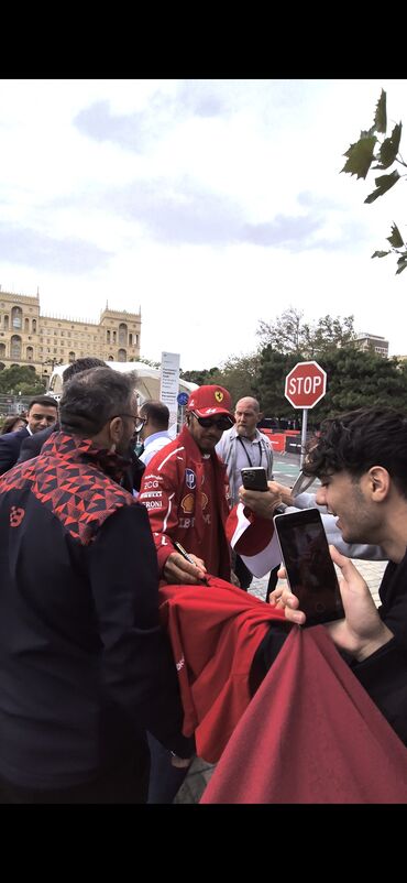 королевский боб отзыв: Salam imzalı rəsmi BCC volunteer köynəyi satılır, üzərində Lewis