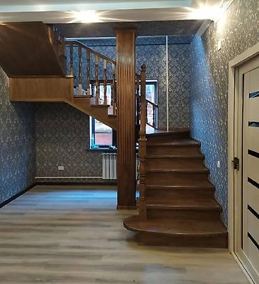 Деревянные лестницы: Деревянная лестница Для дома, Форма лестницы: Много-маршевая, Стиль: Классический — 3