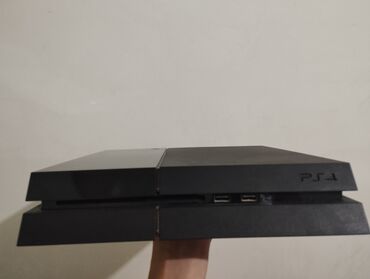 джостик 3: Игровая консоль PlayStation 4 в черном корпусе. fat консоль
