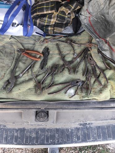 Наборы инструментов: Инструменты советские - молотки по 200 сом; ножницы по металлу большие — 26