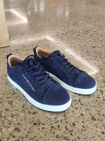 Кроссовки и спортивная обувь: Tommy Hilfiger brendinə məxsus, tünd göy rəngli uniseks sneakerlər. Bu