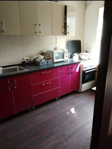 барачный тип дома бишкек: 70 м², 4 комнаты, Подвал, погреб, Забор, огорожен