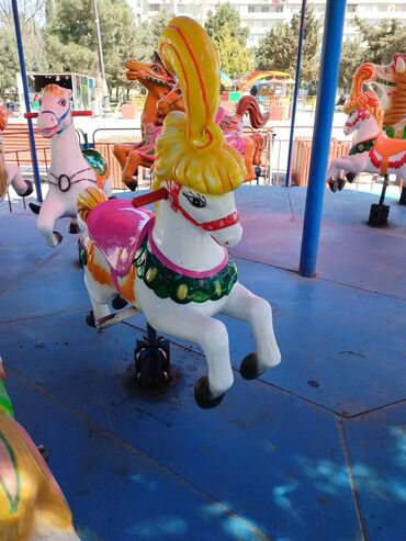 Digər biznes avadanlığı: Təcili Karnaval karusel satılır. 12 ədəd at fiqurlardır. orjinal — 2