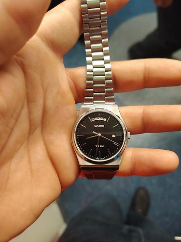 CASIO brendinin gümüşü rəngli metal kəmərli və qara siferblatlı kişi