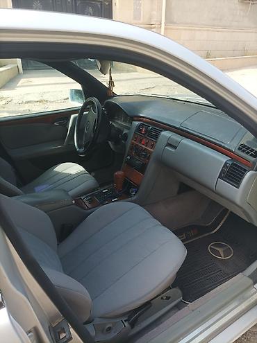 volkswagen polo 1: Mercedes-Benz E‑Class (W210) sedan – gümüş rəng. 1998 çi il 2.2 — 8