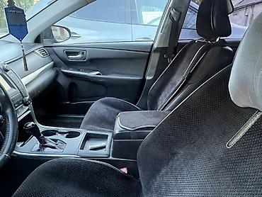 камри сидения: Toyota Camry SE, черный седан бизнес‑класса. Кузов и экстерьер: - — 6