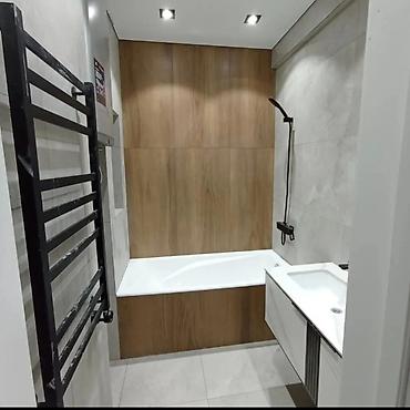 Ванны: Современная ванная комната с просторной ванной, встроенной в нишу с — 7