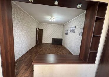 продаю дом под бизнес кызыл аскер бишкеке: 3 бөлмө, 70 кв. м, 105-серия, 4 кабат, Косметикалык ремонт