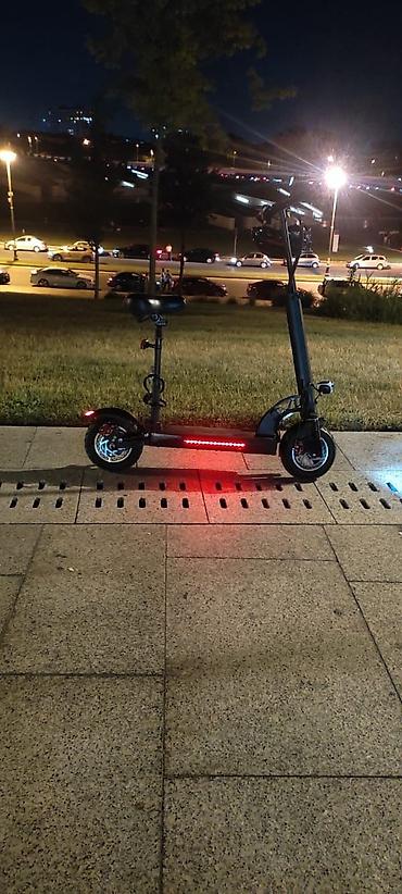 Elektrik skuter – oturacaqlı, ön far və arxa STOP işıqları ilə