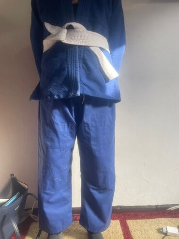 форму для таэквондо: Кимоно для дзюдо/джиу‑джитсу (синий) с белым поясом. Состав