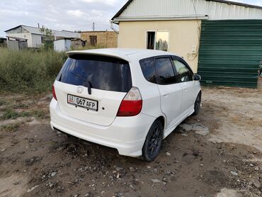 купить авто в кредит без первоначального взноса: Белый пятидверный хэтчбек с обтекаемым дизайном и спойлером на крыше