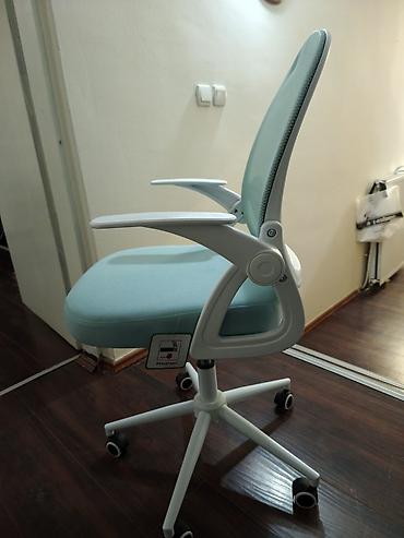 Ergonomska kancelarijska stolica na točkićima - Moderni dizajn u
