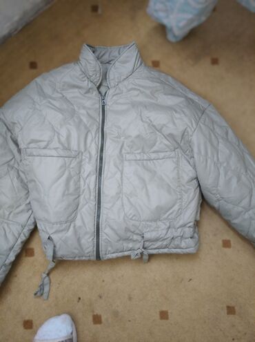 куртка короткий: Женская б/у куртка на весну. размер оверсайз. короткая. цвет