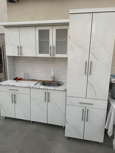 вешалка напольная для одежды металлическая: Кухонный гарнитур белого цвета с отделкой под мрамор, оснащенный как