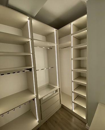 qatlanan stul: Məhsul: Daxili LED işıqlı qarderob sistemi və makiyaj masası Təsvir — 4