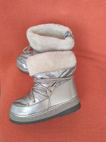 Čizme: Cizme za devojcicu sa krznom unutra. Dvobroj 34-35, a izmerena duzina — 4