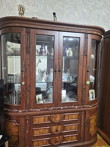 Kəpək naxışlı şüşə vitrində toplanmış dekorativ qab-qacaq və kristal at lalafo.az — 7 Kəpək naxışlı şüşə vitrində toplanmış dekorativ qab-qacaq və kristal — 7