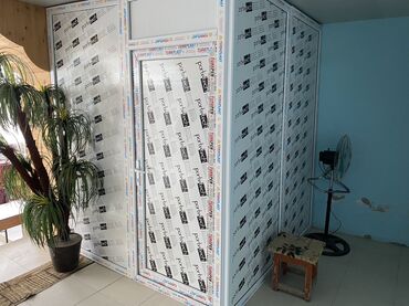 ev ucun qapi: Ağ rəngdə, alüminium çərçivəli, quraşdırılmış qapısı olan otaq