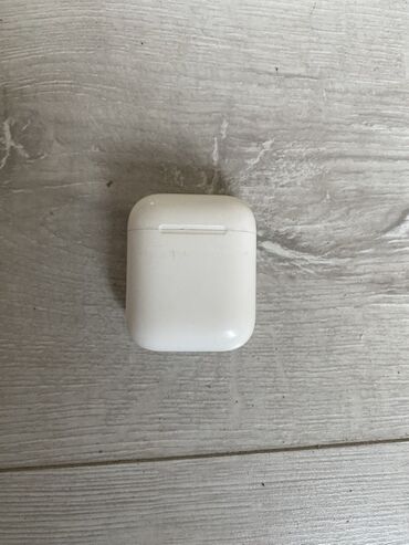 адаптер блютуз: Зарядный кейс для наушников Apple AirPods. Изготовлен в белом цвете