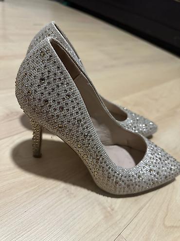 ugg debeli djon: Stikle srebrno-bez sljokicaste Broj 39 Nosene ali ocuvane Cena:600 — 2