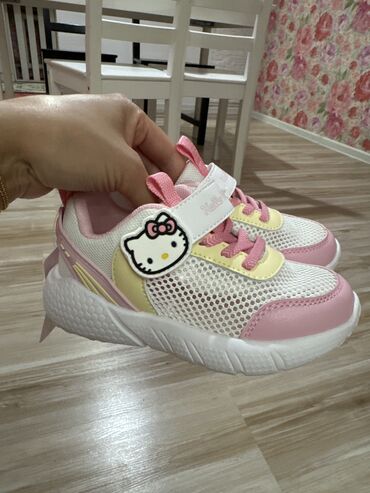 Детская обувь: Кроссовки Hello Kitty летние, в сеточку. Легкие, удобные, дышащие at lalafo.kg Детская обувь: Кроссовки Hello Kitty летние, в сеточку. Легкие, удобные, дышащие