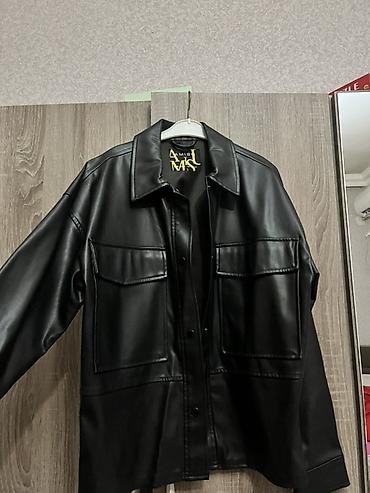Qara dəri effektli oversize köynək-jaket NewYorkerdən alınıb