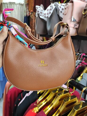 детский кошелек: Сумка Fendi, модель в форме полулуны. - Материал: зернистая