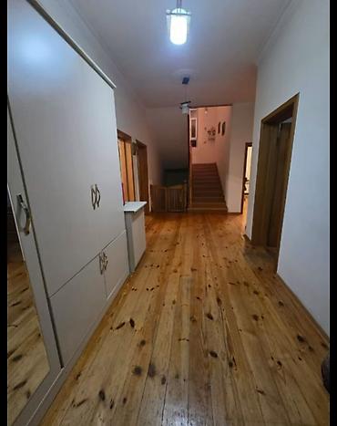 Uzunmüddətli kirayə mənzillər: Çıxarış var Ümumi 261 kv 5 sorta tikilib həyətə 4 maşın rahat girir — 17